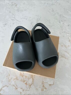 Yeezy Kids Open-Toe Sandals in Charcoal